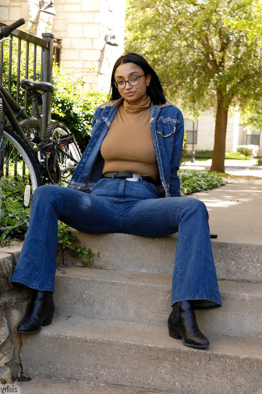 12P La chaude Wynona Gibbs montre son corps sexy en lingerie après avoir été taquinée en jean.