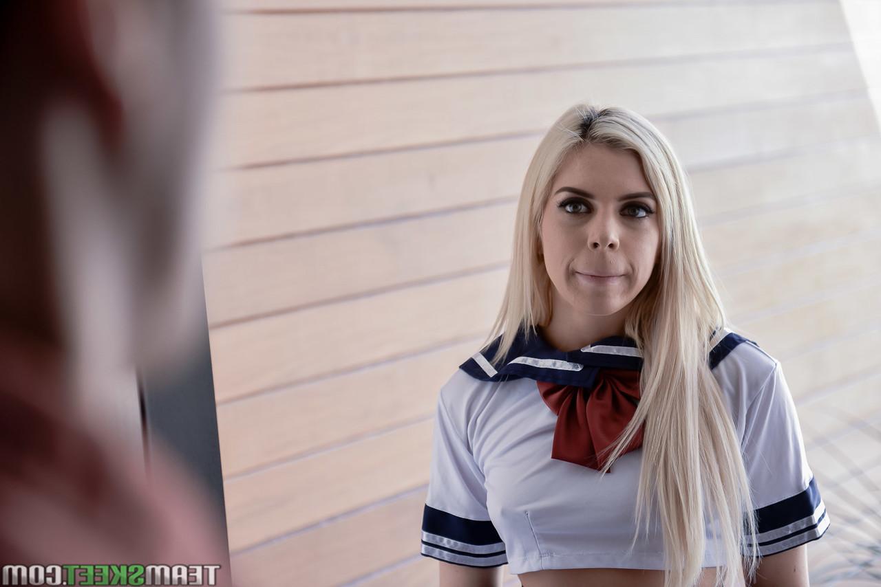 20P Das Schulmädchen Allie Nicole lässt sich ihre leckere Muschi auslecken, schwänzen und vollspritzen