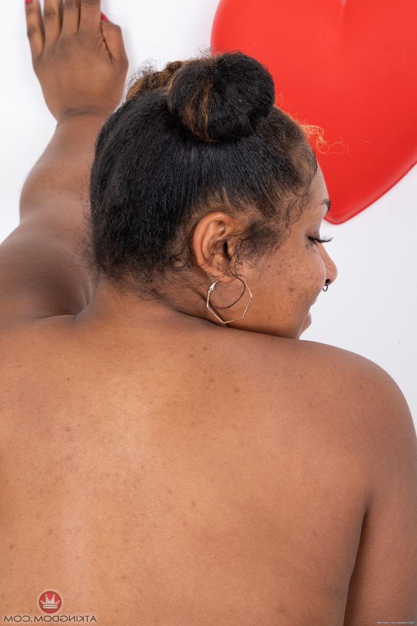 20P A gordinha negra Daisy mostra sua buceta peluda e sua bunda linda