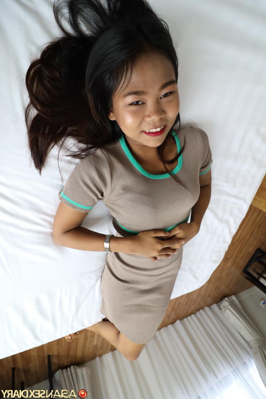 20P La pequeña asiática Ngon recibe una paliza en su castor y un creampie en POV