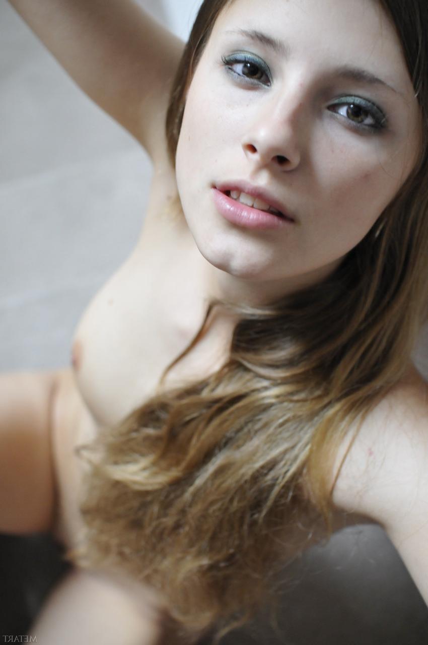 20P A gata glamorosa de cabelos compridos Alba A fica nua e mostra sua bunda grande