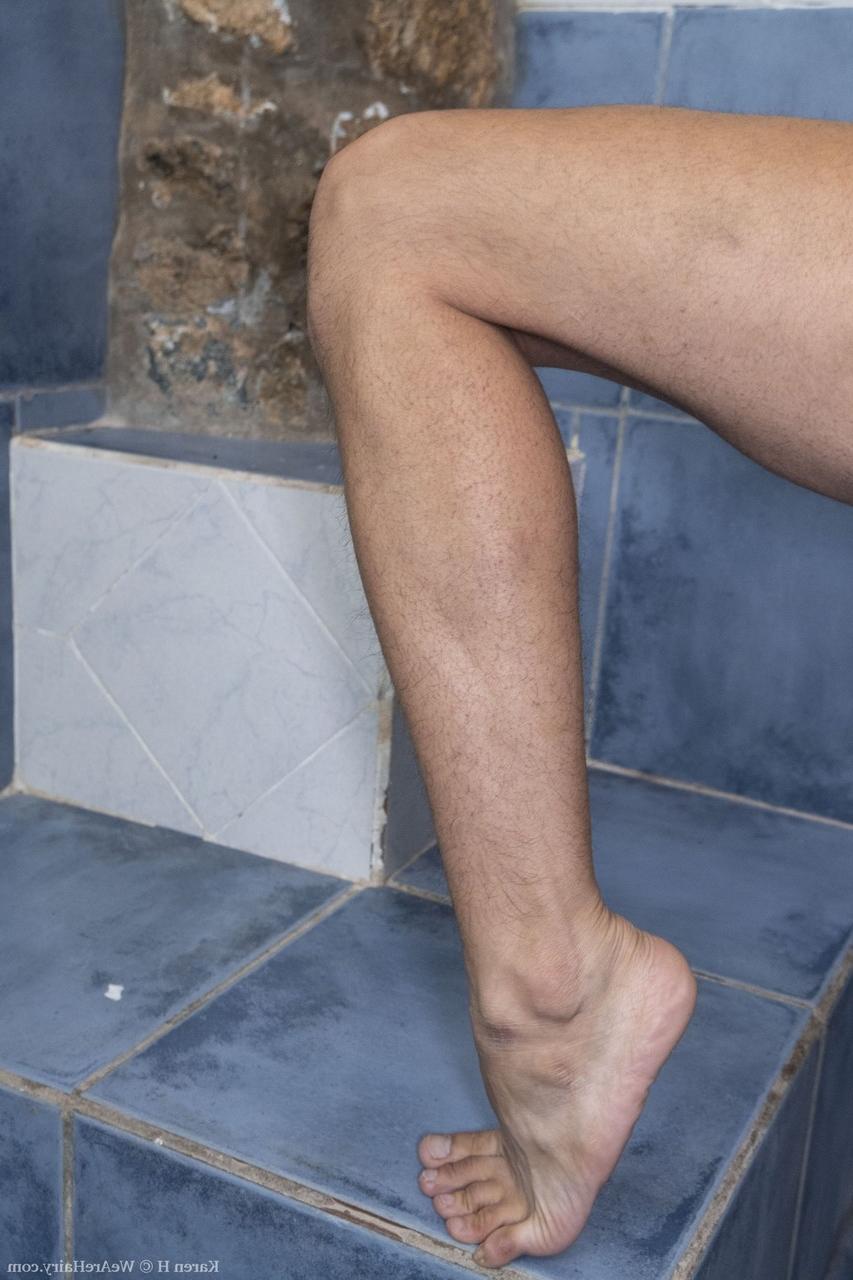 20P La peluda americana karen h se desnuda en el baño y muestra su peluda entrepierna