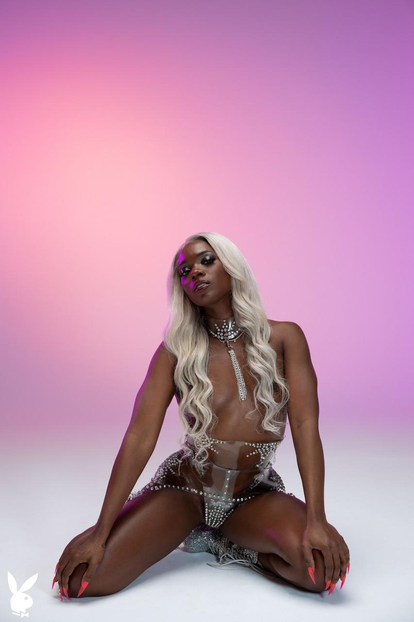 20P La sexy de ébano Ana Foxxx se desnuda y posa con tacones altos en solitario