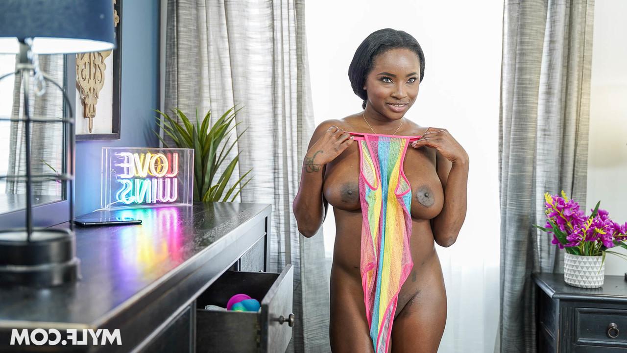 20P Ébano MILF com peitos grandes Naomi Foxxx seduz e fode um estranho branco