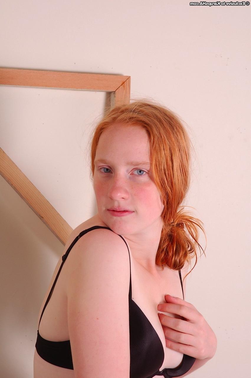 20P Claire, jeune amateur, se déshabille et révèle son corps tout en courbes et sa chatte poilue.