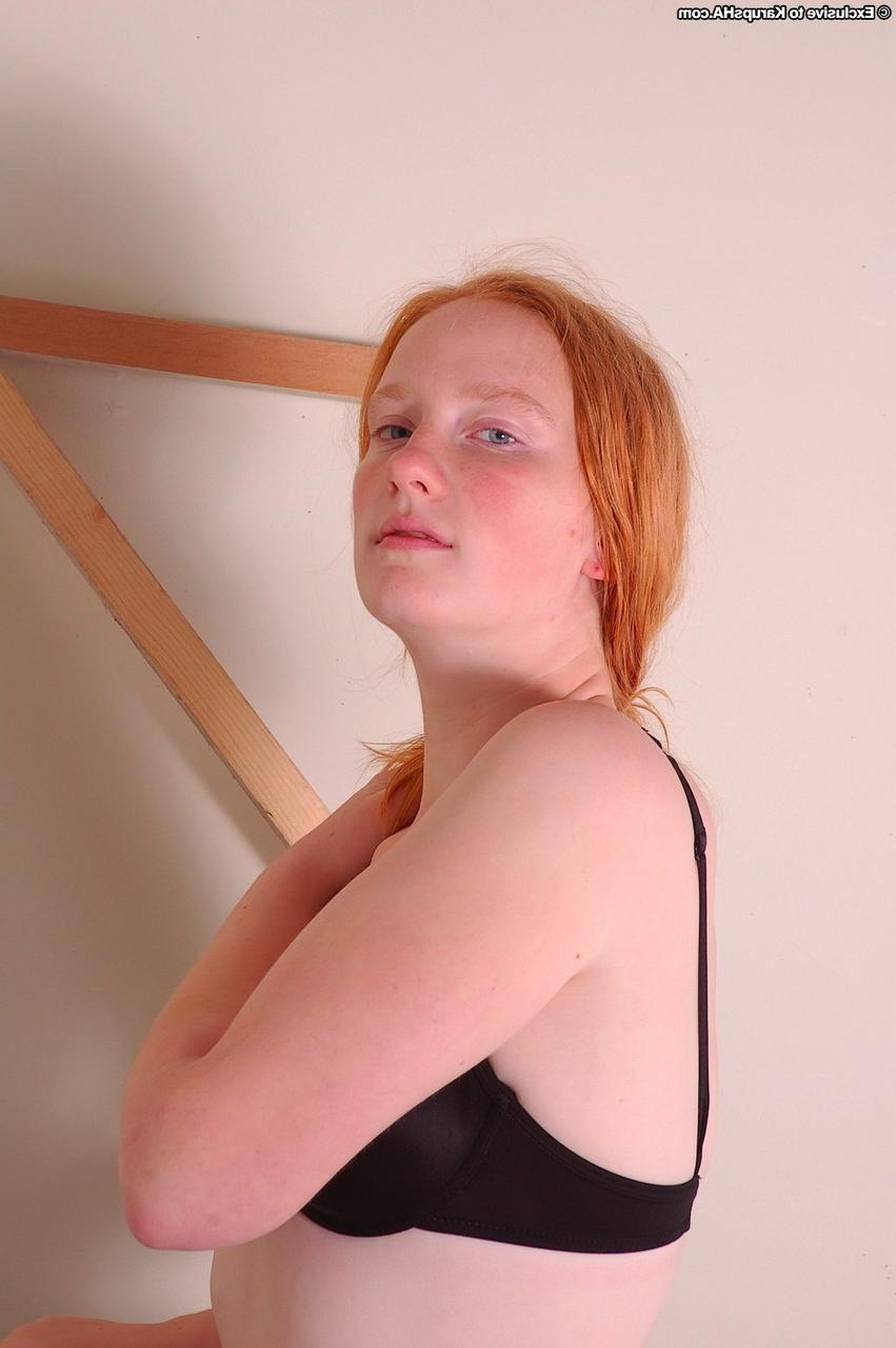 20P Claire, jeune amateur, se déshabille et révèle son corps tout en courbes et sa chatte poilue.