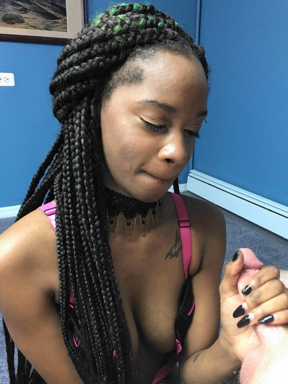 20P Das schöne schwarze Babe Lola Venom gibt Logan Drake einen heißen POV-Blowjob