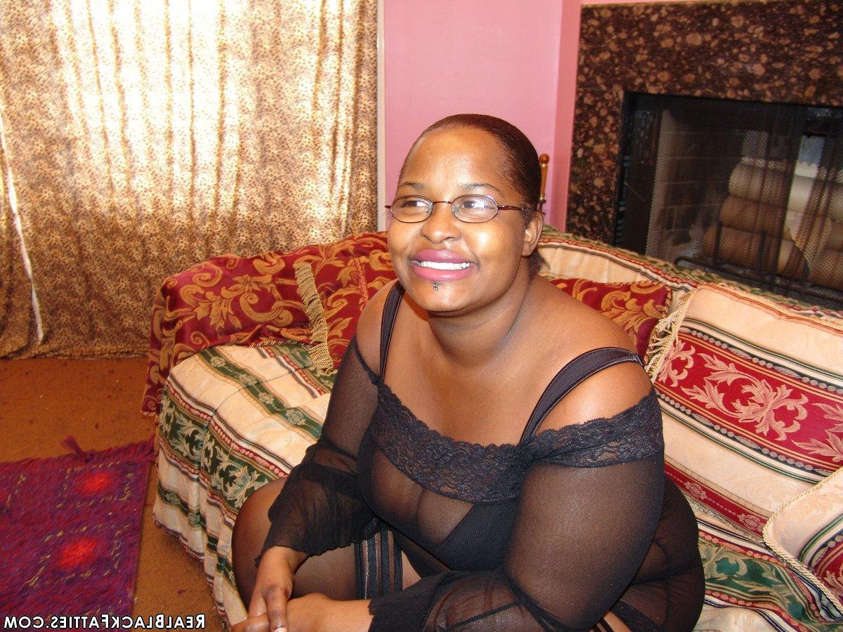 15P Garota negra gorda fica coberta de esperma durante o sexo MMF