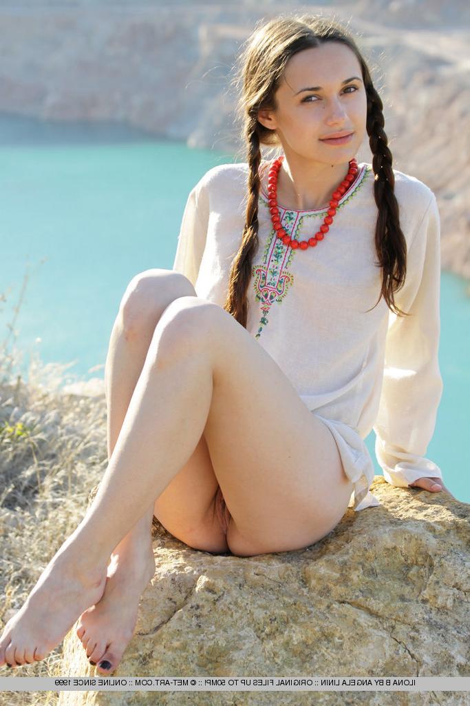 18P La modelo adolescente Ilona B posa desnuda con coletas sobre las aguas del océano