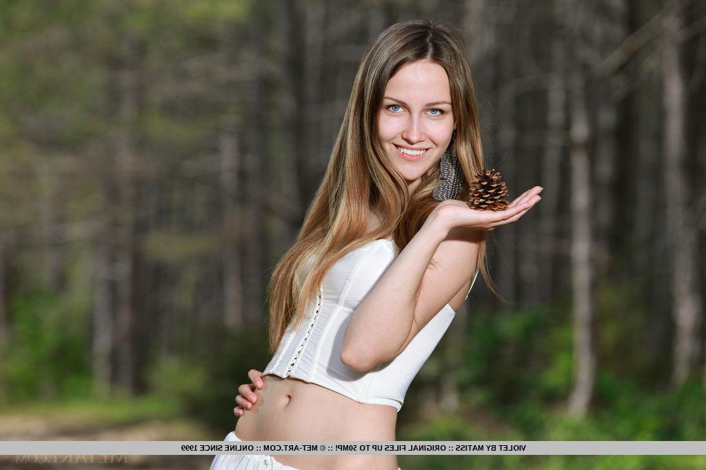 18P Violet, une étudiante russe, se déshabille pour une séance de photos nues en solo dans une forêt.