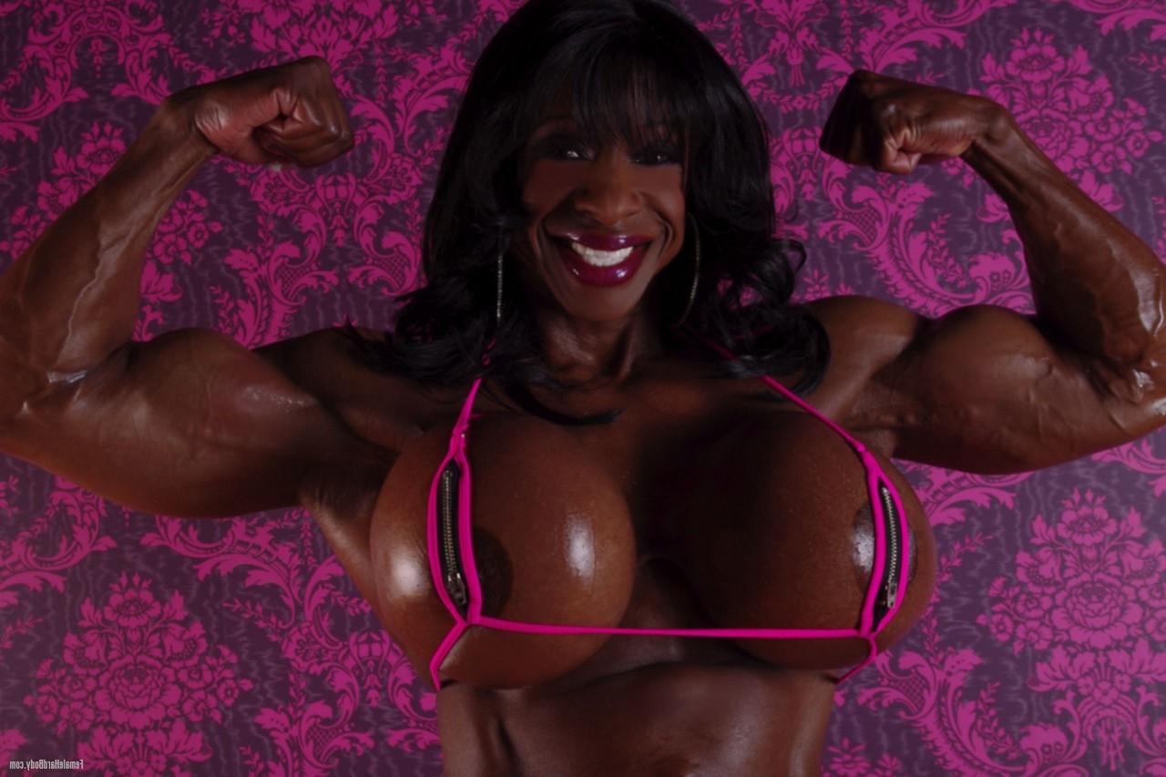 20P A fisiculturista negra Yvette Bova mostra seus peitos grandes em um biquíni minúsculo
