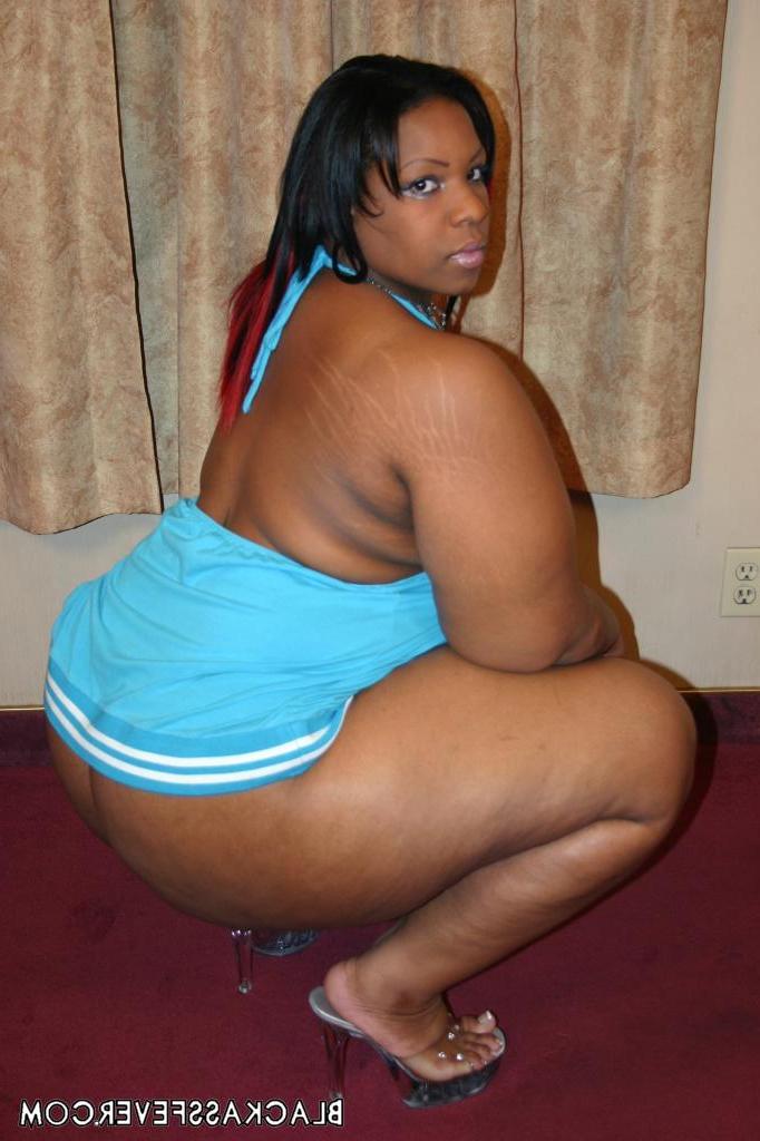 18P Mulher negra obesa Crystal Clear sacode o traseiro antes de perder as aldravas