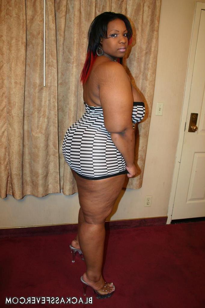 18P Mulher negra obesa Crystal Clear sacode o traseiro antes de perder as aldravas