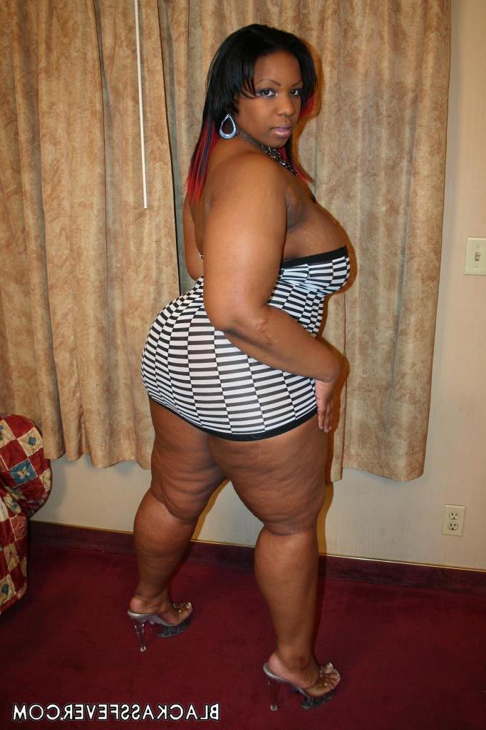 18P Mulher negra obesa Crystal Clear sacode o traseiro antes de perder as aldravas
