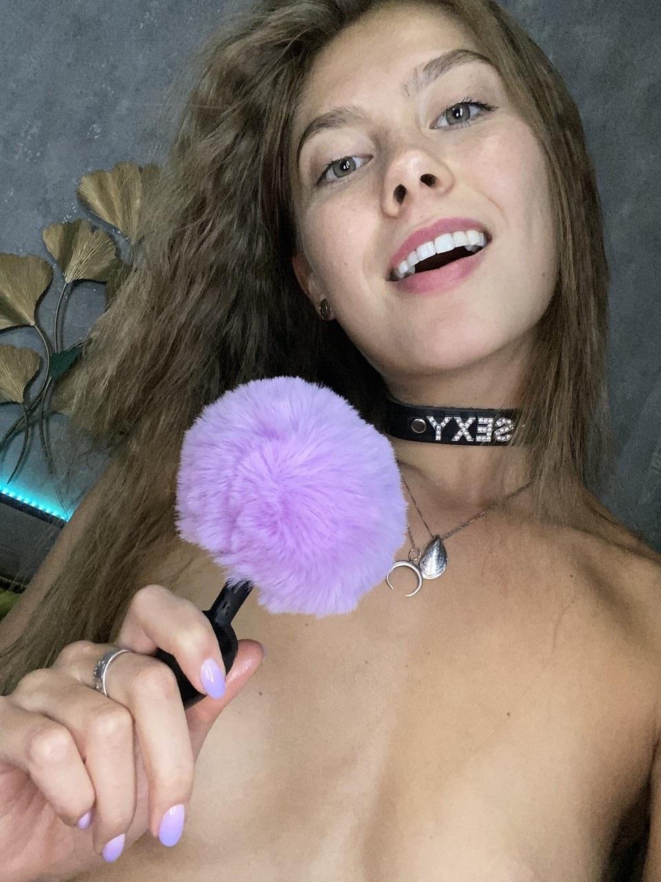 17P A amadora europeia Jasmine brinca com seu buraco anal enquanto posa para selfies sensuais