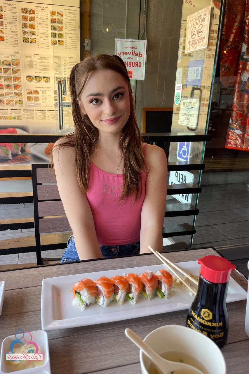 20P Das attraktive amerikanische Babe Reese Robbins entblößt ihre heißen Füße und Löcher aus nächster Nähe
