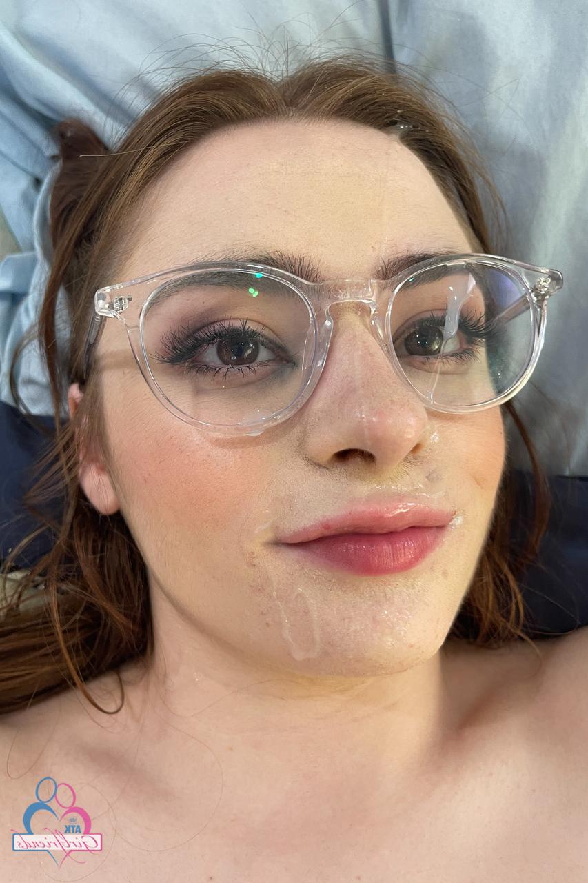 20P Das attraktive amerikanische Babe Reese Robbins entblößt ihre heißen Füße und Löcher aus nächster Nähe