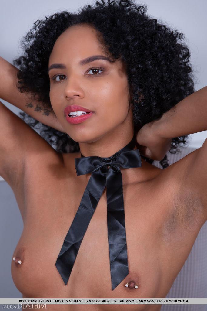 18P La joven de ébano Romy Indy revela sus pezones perforados mientras se desnuda