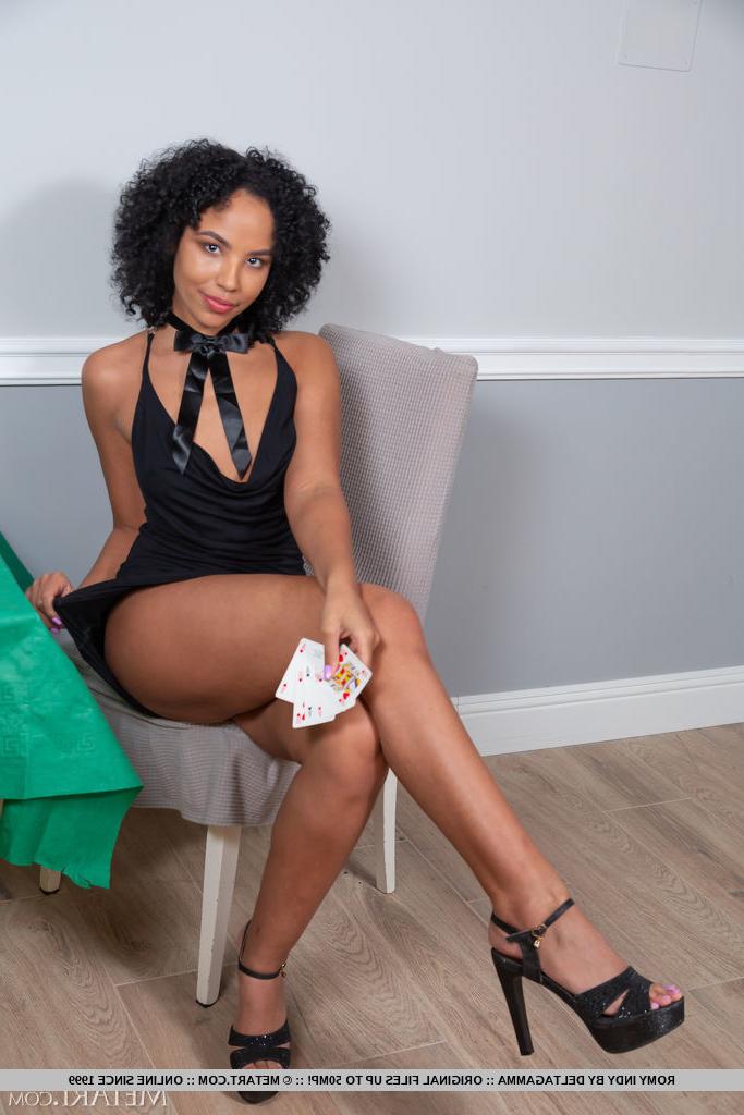 18P La joven de ébano Romy Indy revela sus pezones perforados mientras se desnuda