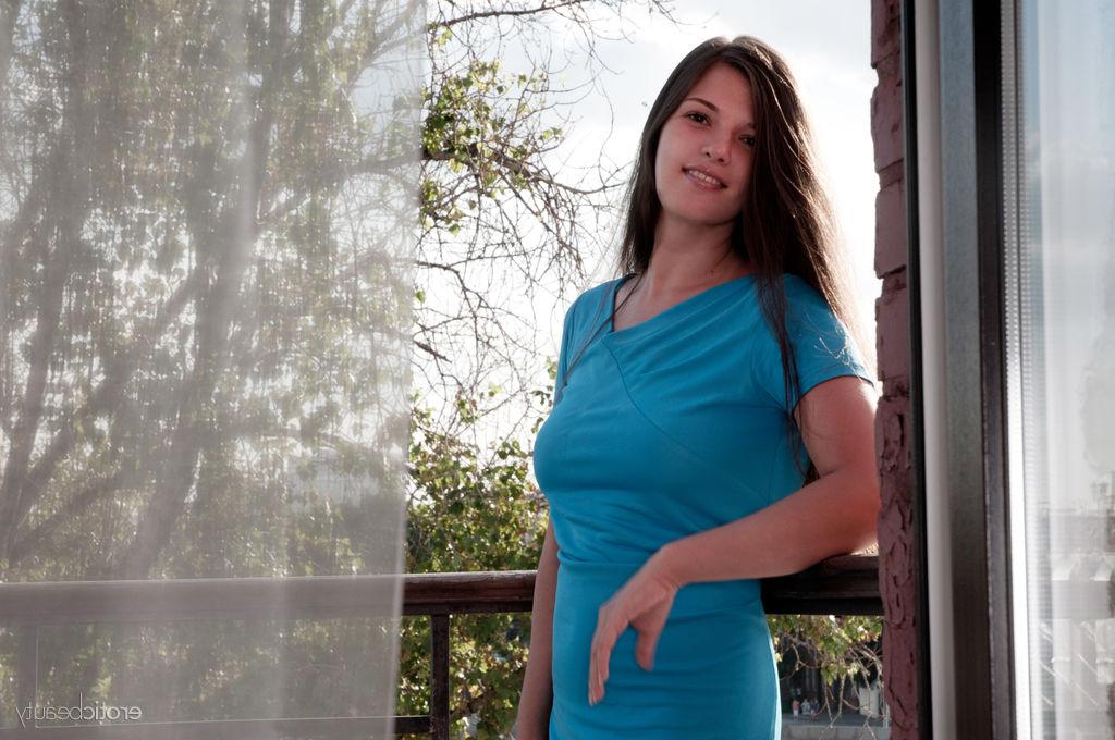 16P A adolescente morena Natalya A libera seu corpo bronzeado em um vestido azul