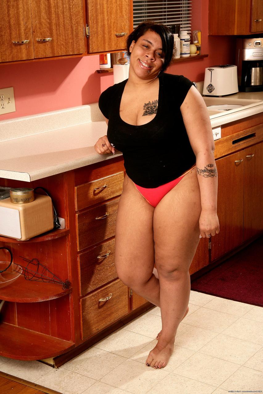20P A cabeluda Nykole de ébano mostra seus peitos grandes e sua bunda linda na cozinha