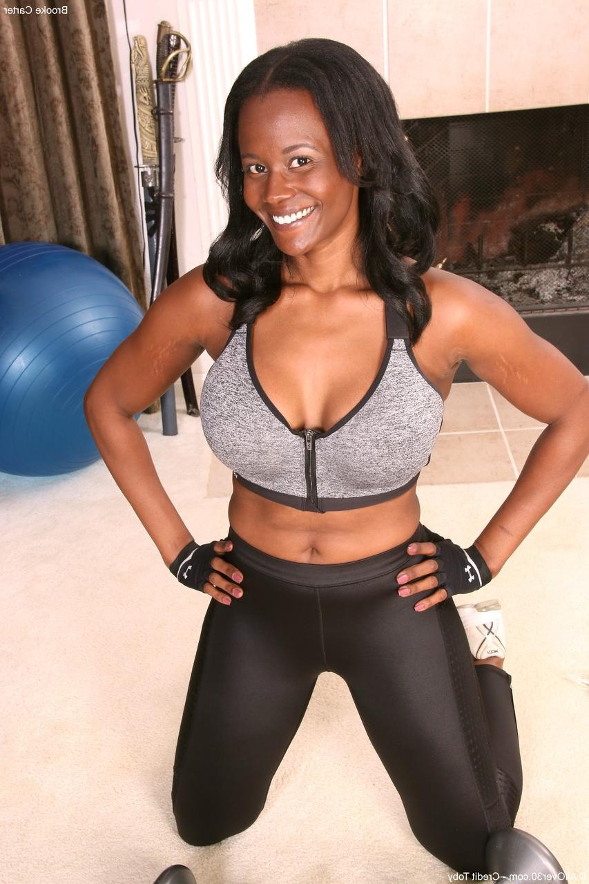 20P Fit ebony MILF Brooke Carter strips during her workout & shows her big tits
