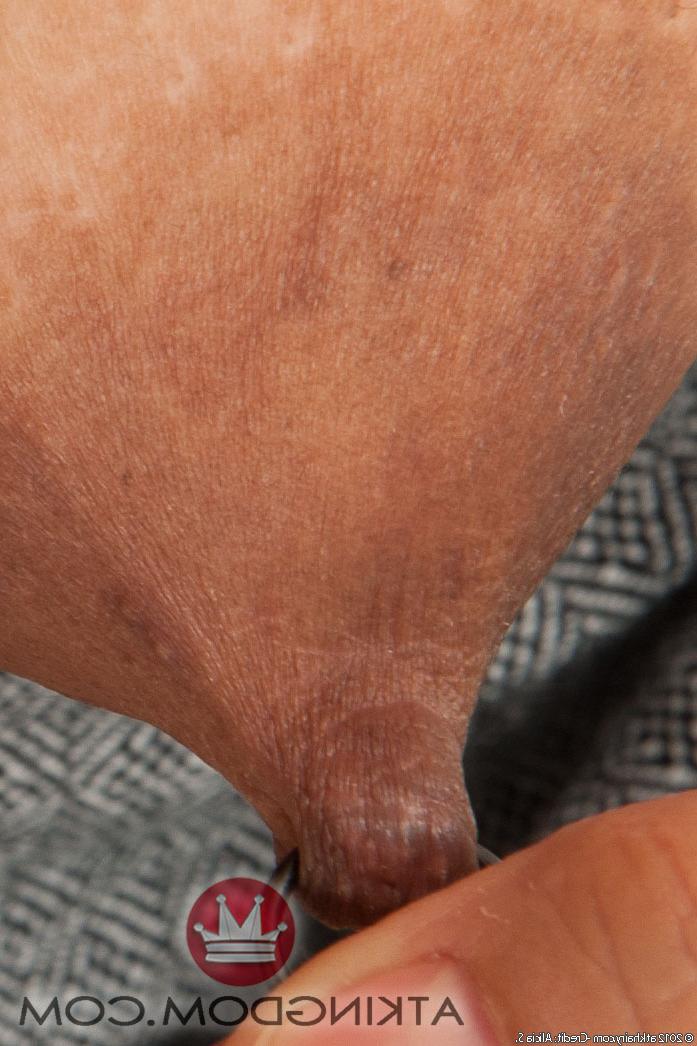 20P A adolescente amadora Sofie Taylor mostra sua bunda grande, pés tatuados e buracos peludos no trabalho