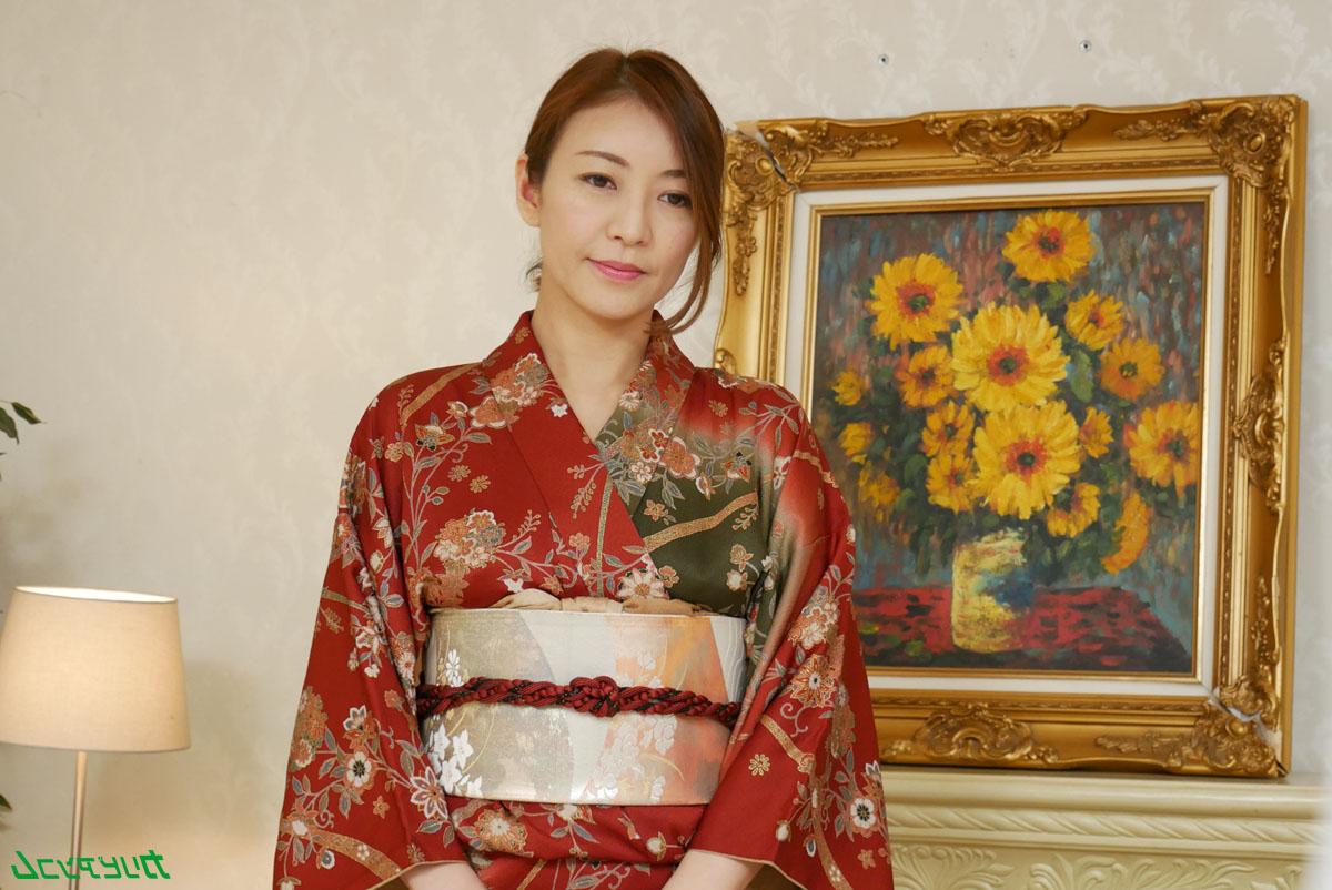 20P La sexy asiática Hitomi recibe un creampie mientras tiene sexo duro