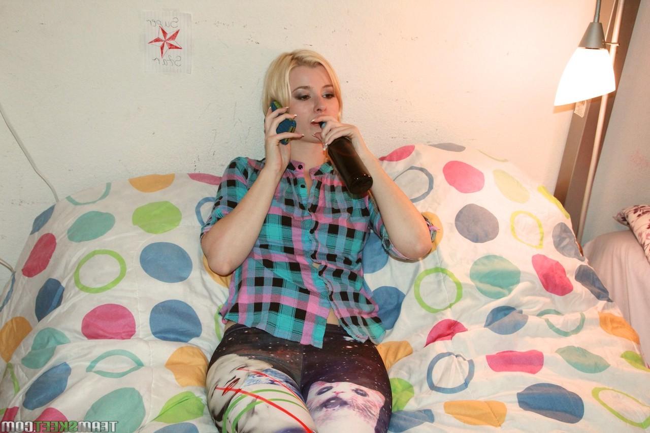 17P El joven actor porno David Loso se folla a su rubia cachonda Charlyse Angel