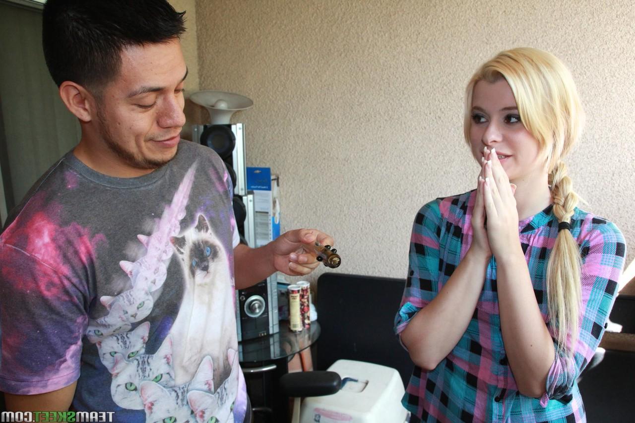 17P El joven actor porno David Loso se folla a su rubia cachonda Charlyse Angel