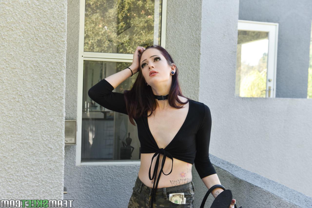 20P Der sexy Pornostar Riley Renee kniet in Stiefeln nieder, um dem Nachbarn einen Deepthroat-BJ zu verpassen