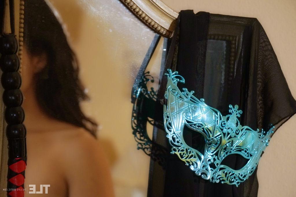 16P La seductora joven morena Zoe A participa en un juego de auto bondage en su dormitorio