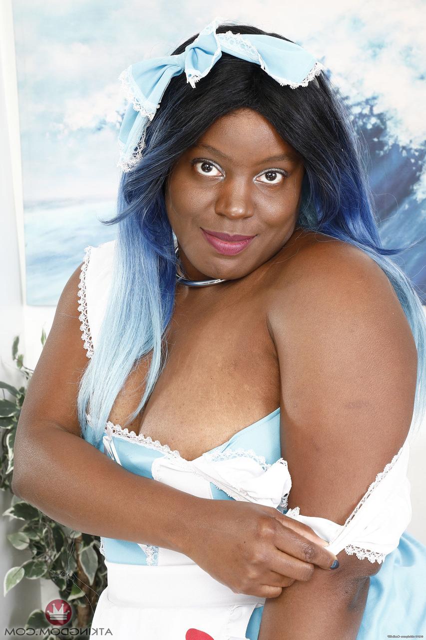 20P Ebony BBW Ana Algos mostra seu enorme espólio preto e buceta em um solo