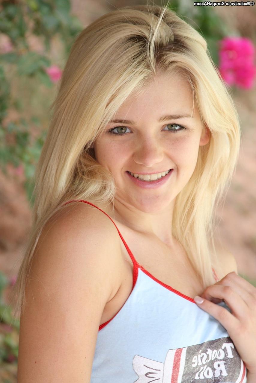 20P La linda joven Holly Van Hough se desnuda y muestra su gran culo al aire libre