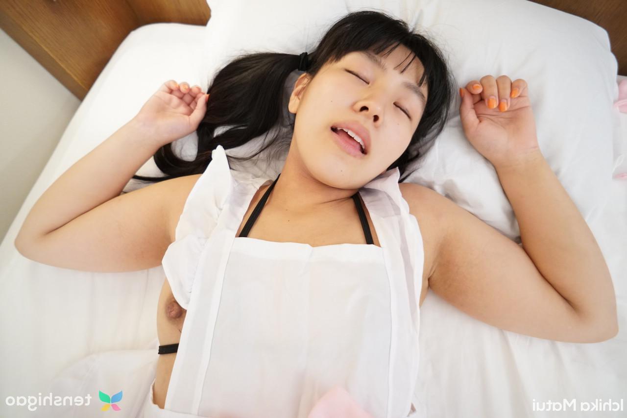 20P かわいい日本の女の子、松井いちかがハードコアセックス後に中出しマンコを披露