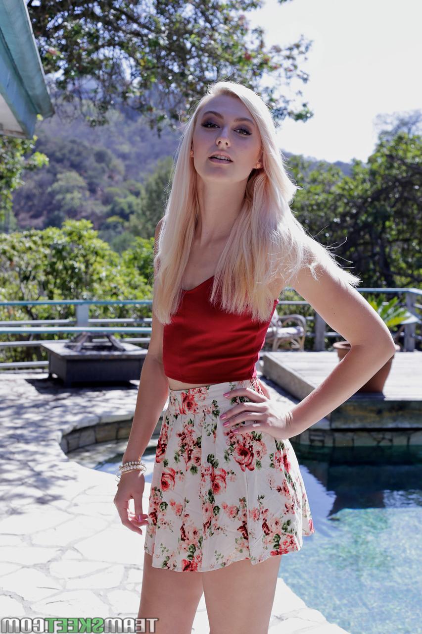 17P Alexa Grace, jeune blonde pâle, exhibe son petit cul bronzé à l'extérieur et écarte les lèvres.