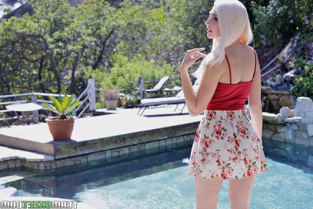 17P Alexa Grace, jeune blonde pâle, exhibe son petit cul bronzé à l'extérieur et écarte les lèvres.