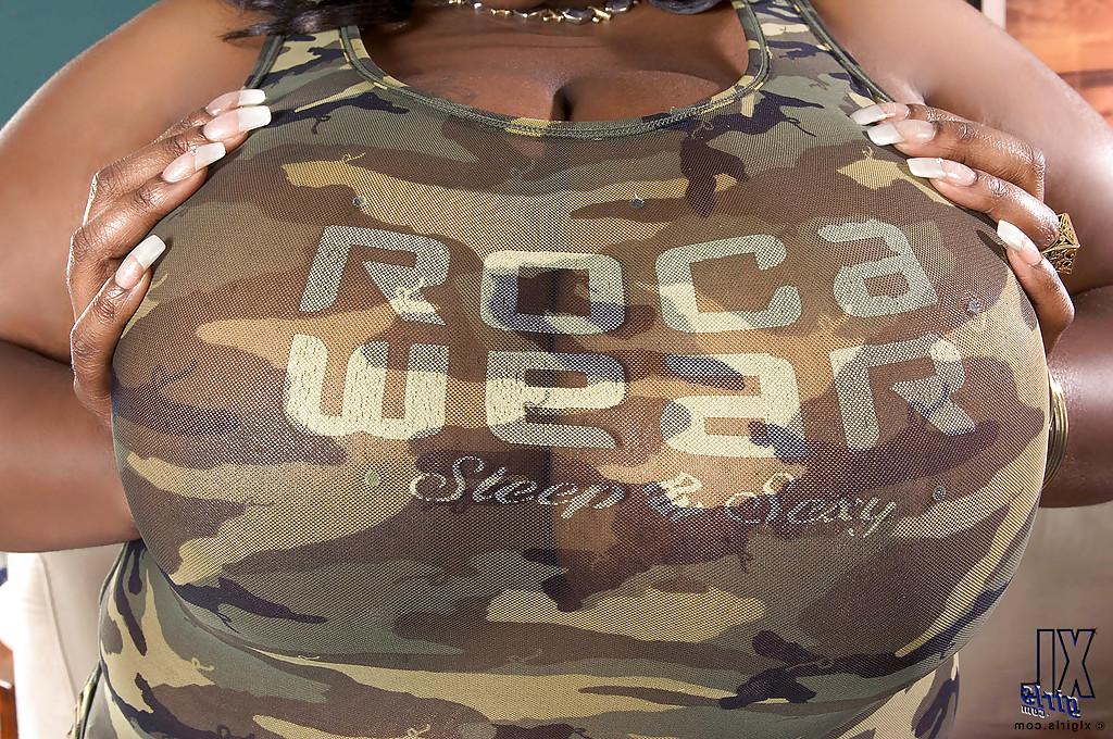 16P Negra bbw gata Simone Fox exibindo seus enormes hooters