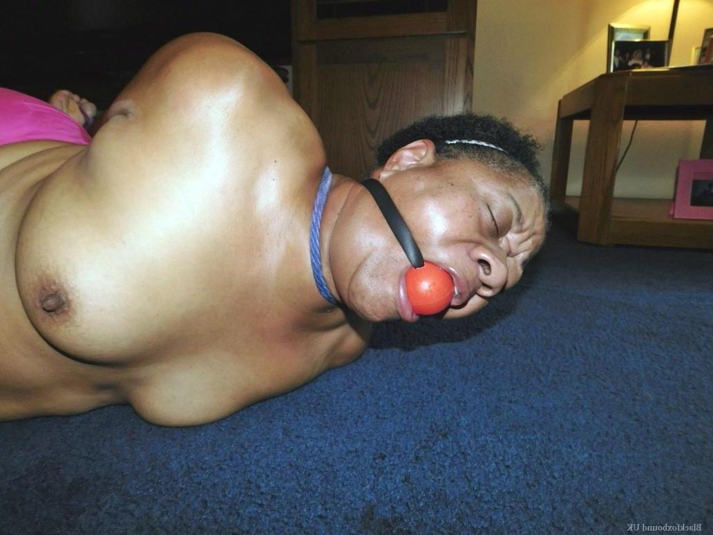 16P Mulher negra com excesso de peso, Trixie, luta contra uma mordaça de bola enquanto está amarrada