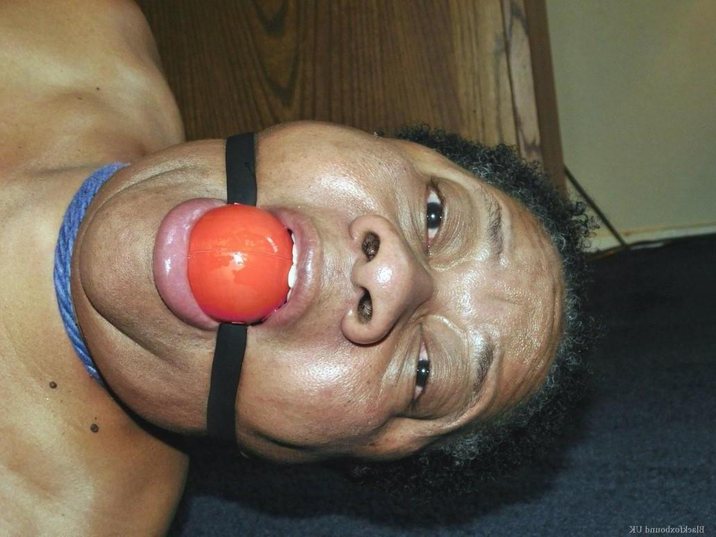 16P Mulher negra com excesso de peso, Trixie, luta contra uma mordaça de bola enquanto está amarrada