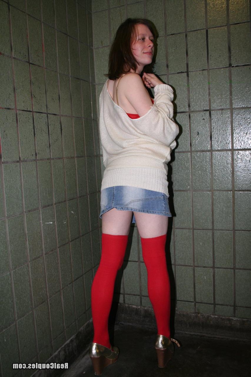15P Chica caucásica tiene su primera experiencia sexual interracial en una escalera