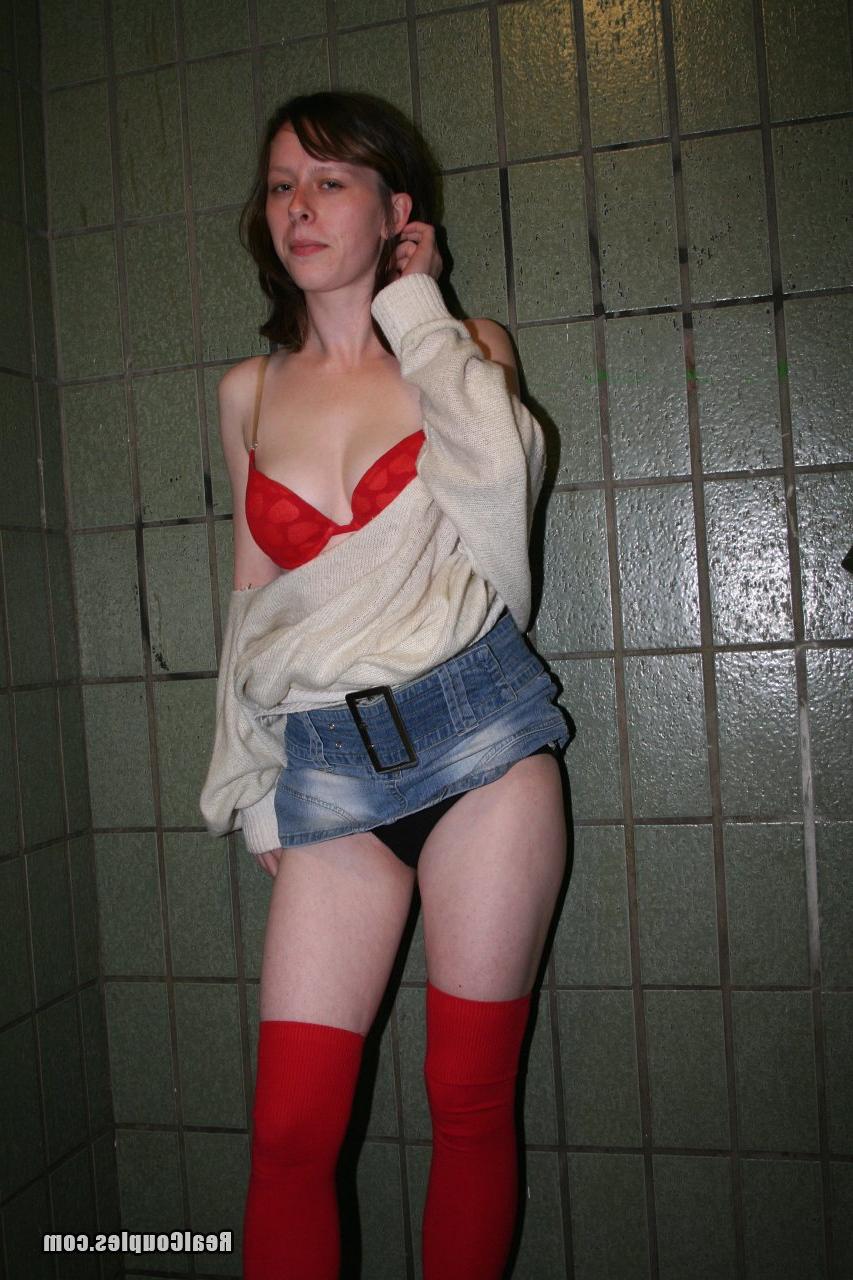 15P Chica caucásica tiene su primera experiencia sexual interracial en una escalera