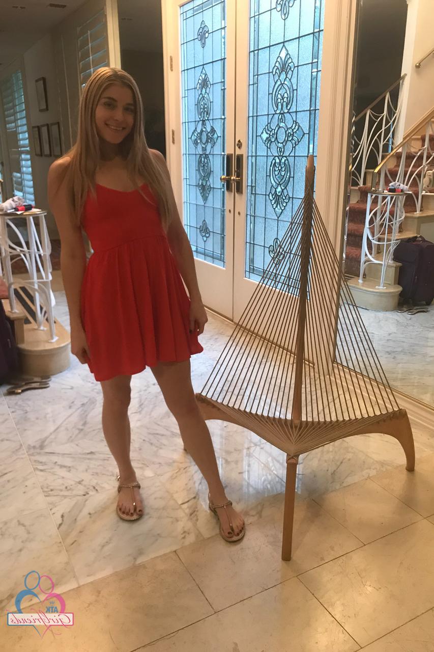 19P Das zierliche Amateurluder Nikki Peach zeigt ihren großen Arsch und ihre feuchte Muschi in einem Solo