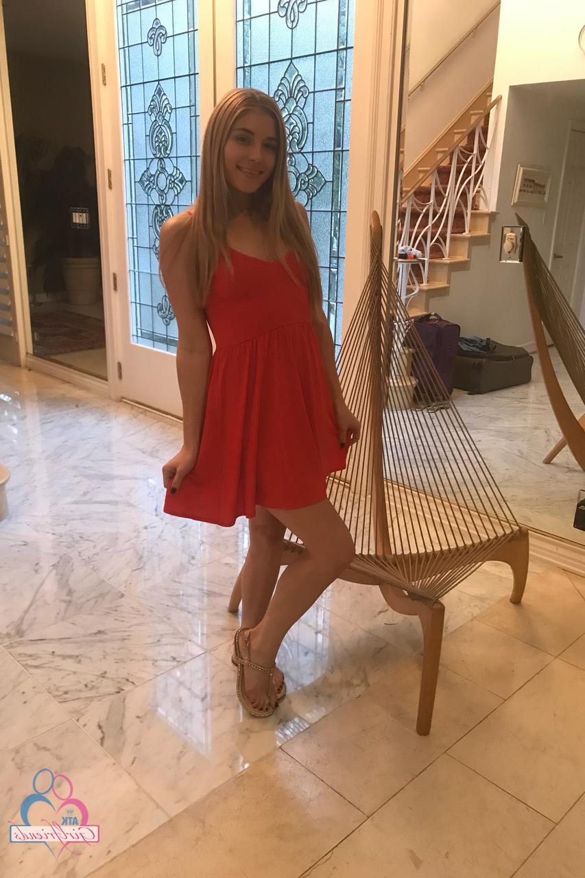 19P Das zierliche Amateurluder Nikki Peach zeigt ihren großen Arsch und ihre feuchte Muschi in einem Solo