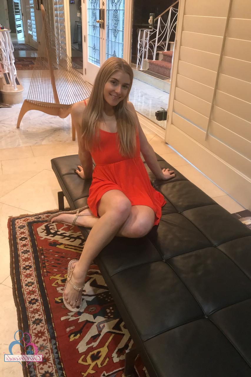 19P Das zierliche Amateurluder Nikki Peach zeigt ihren großen Arsch und ihre feuchte Muschi in einem Solo