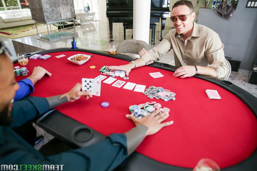 17P Un chico se enamoró de las cartas y perdió a su novia Avi Love, por lo que tres hombres la follaron