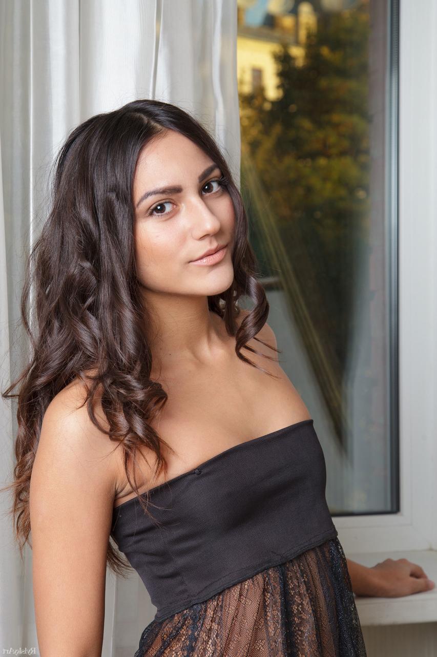 20P La impresionante joven modelo Cira Nerri se quita la ropa y posa en un sofá