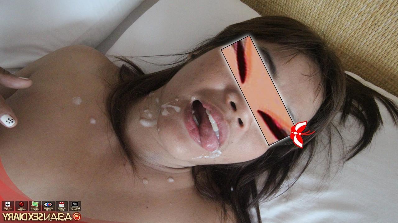 15P Pequena garota tailandesa lambe esperma dos lábios após sexo POV com um estrangeiro