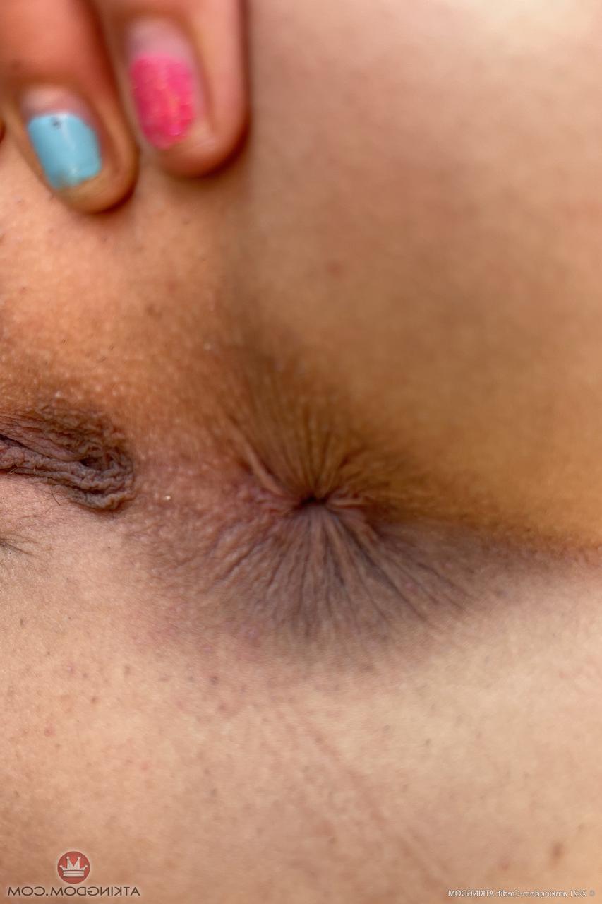 20P La flaca amateur lily adams exponiendo sus agujeros y sus pies calientes en solitario