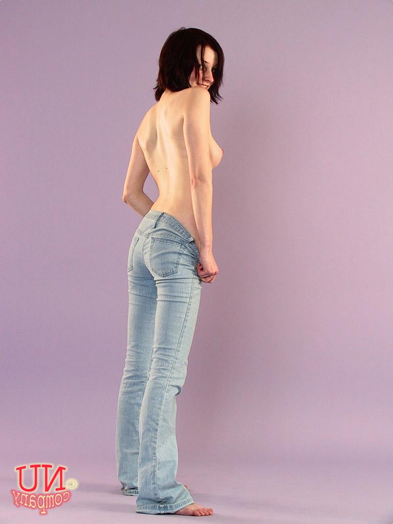 17P Morena de 18 anos abre o zíper da calça jeans para expor sua buceta peluda